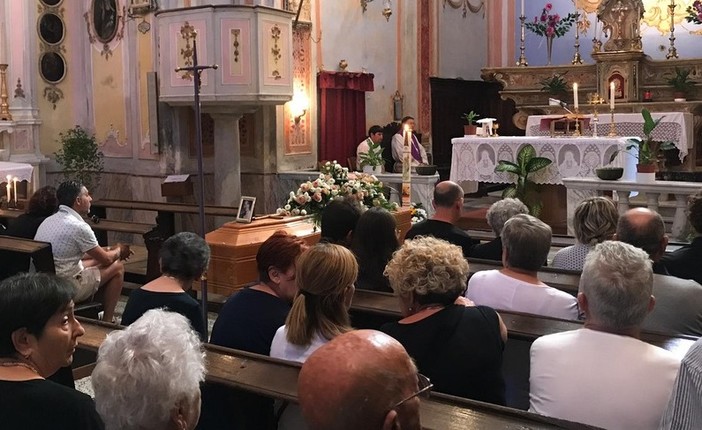 Folla commossa a Biestro per l'addio a Deborah Ballesio, uccisa dall'ex al karaoke (FOTO e VIDEO) Folla commossa a Biestro per l'addio a Deborah Ballesio, uccisa dall'ex al karaoke (FOTO e VIDEO)