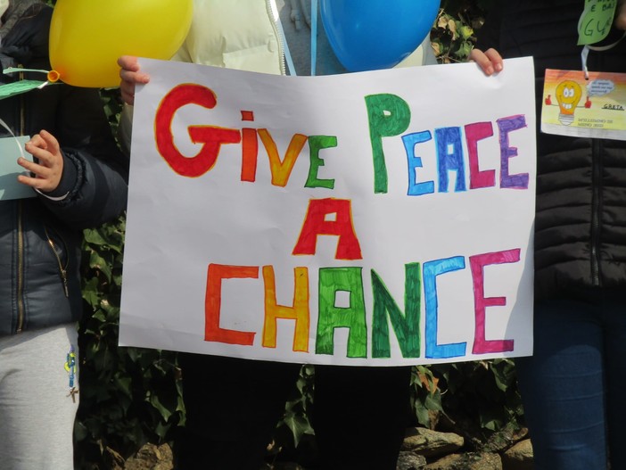 Quiliano, un flash mob delle scuole per la pace sulle note di "Give Peace a Chance" (FOTO E VIDEO)