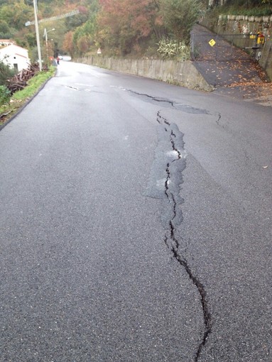 Situazione critica a Tovo, avvallamento sulla SP4: strada aperta a senso unico alternato Situazione critica a Tovo, avvallamento sulla SP4: strada aperta a senso unico alternato