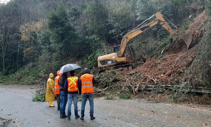 Frana sul Cadibona, proseguono i lavori di messa in sicurezza. Nel pomeriggio previste novità sulla riapertura della strada