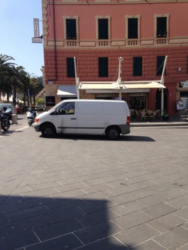 Mezzo in sosta in piazza di Spagna a Finale, Guzzi:"Ditta autorizzata con permesso sosta e transito"