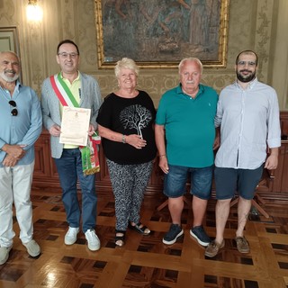 Finale Ligure celebra la fedeltà turistica dei fratelli Sala: 25 anni di vacanze in città