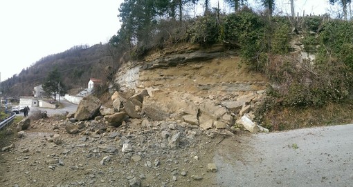 Tragedia sfiorata a Roccavignale: frana invade la strada comunale per Cengio