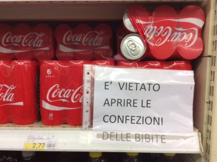 Al supermercato per mangiare senza pagare: un modo di rubare al passo con i tempi Al supermercato per mangiare senza pagare: un modo di rubare al passo con i tempi