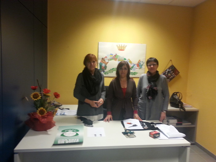 Nella foto: da sinistra Luciana Nanni presidente di Telefono Donna, Giorgia Ferrari, consigliere comunale di Cairo Montenotte e avvocato, Novella Ferrini, avvocato