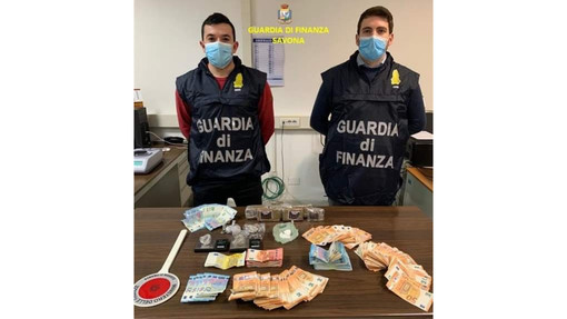 Savona, 30enne arrestato dalla Guardia di Finanza per spaccio di droga Savona, 30enne arrestato dalla Guardia di Finanza per spaccio di droga