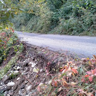 Sassello, frana la strada in località Montesavino. Il sindaco: "Ci vorranno circa 300mila euro per metterla in sicurezza"