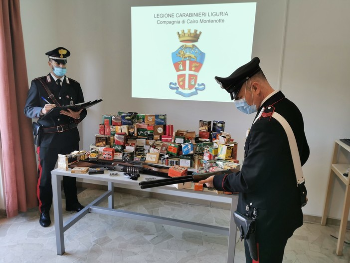 Cairo, eredita dal suocero e dal nonno tre fucili non denunciati: intervento dei carabinieri Cairo, eredita dal suocero e dal nonno tre fucili non denunciati: intervento dei carabinieri