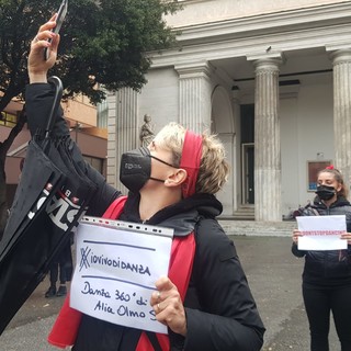 #MaiPiùSenza, flash mob del mondo della danza a Savona davanti al teatro Chiabrera (FOTO e VIDEO)