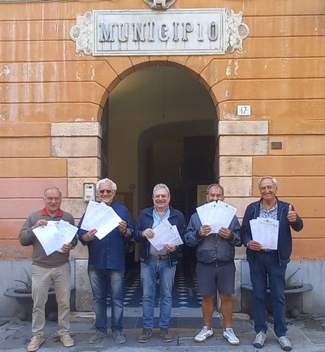 Albenga, mille firme in due ore per "piazzetta De Andrè" Albenga, mille firme in due ore per "piazzetta De Andrè"
