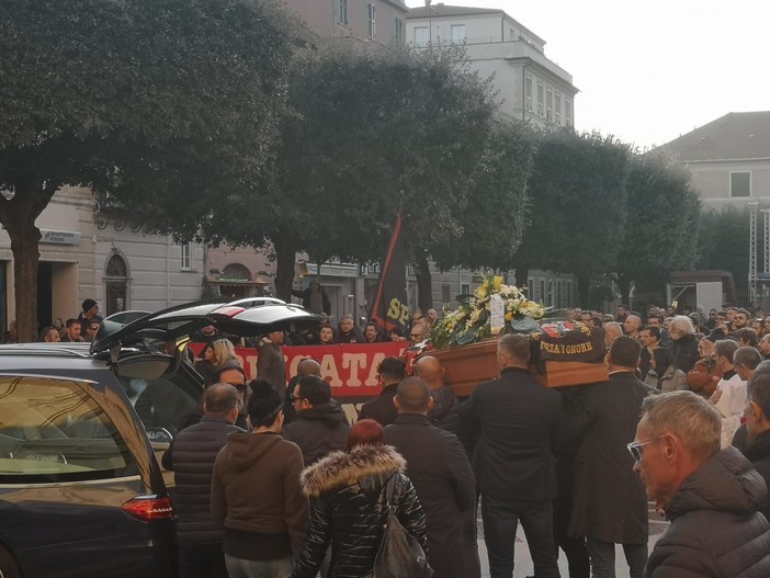 "Ciao fratello": uno striscione in piazza a Pietra Ligure per dire addio al "guerriero" Cico Zerbini "Ciao fratello": uno striscione in piazza a Pietra Ligure per dire addio al "guerriero" Cico Zerbini
