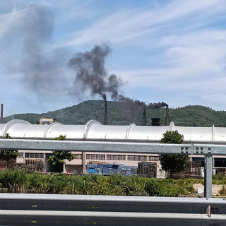 Blackout elettrico all’Italiana Coke, fumo nero dalle ciminiere. Lambertini: "Non è più tollerabile" Blackout elettrico all’Italiana Coke, fumo nero dalle ciminiere. Lambertini: "Non è più tollerabile"