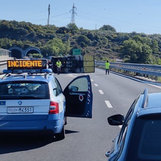Furgone cappottato sulla A10: disagi alla viabilità tra Andora e Albenga (FOTO)