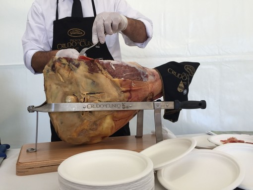 Degustazione gratuita del Crudo di Cuneo alla Fiera Del Marrone dal 18 al 20 ottobre Degustazione gratuita del Crudo di Cuneo alla Fiera Del Marrone dal 18 al 20 ottobre