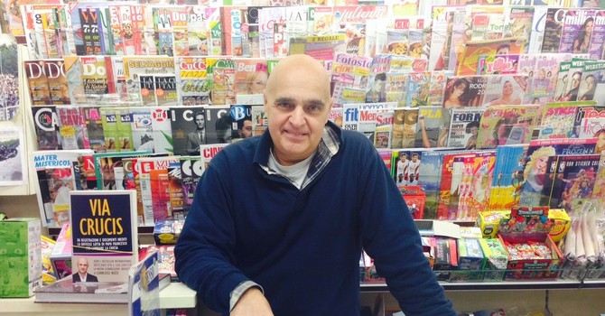 Savona, l'edicolante poeta di via Collodi saluta i suoi clienti: “Con voi è stato bello lavorare, ma in pensione voglio andare”