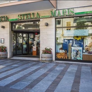 Albisola, i ladri colpiscono la farmacia Stella Maris: rotta la vetrata e rubati farmaci