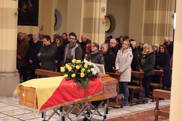 Ad Albenga l'ultimo saluto al presidente Enrico: sul feretro la bandiera della San Filippo Neri