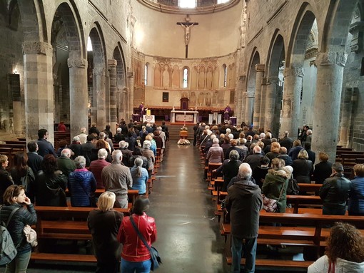 Albenga: una folla commossa per l'ultimo saluto a Giuseppina Milazzo, mamma dell'assessore Simona Vespo (FOTO)