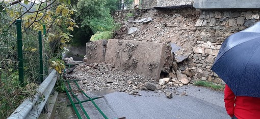 Il muro ceduto che ostruisce la carreggiata sulla SP45 Il muro ceduto che ostruisce la carreggiata sulla SP45