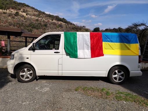 Il furgone con cui Rettura ha compiuto la sua missione (immagine tratta dal suo profilo Facebook)