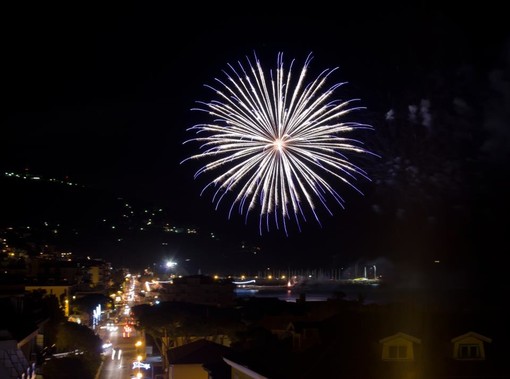 Quadruplo spettacolo di fuochi d'artificio ad Andora