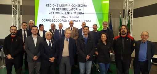 Consegnati 78 defibrillatori semiautomatici esterni a 28 Comuni liguri dell’entroterra e a 22 stazioni del Corpo Nazionale Soccorso Alpino Consegnati 78 defibrillatori semiautomatici esterni a 28 Comuni liguri dell’entroterra e a 22 stazioni del Corpo Nazionale Soccorso Alpino