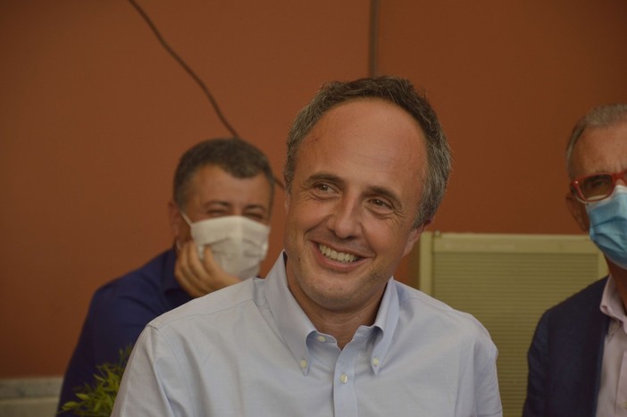 Sansa: "Vaccini, si prenota per giugno ma Toti promette di finire a maggio"