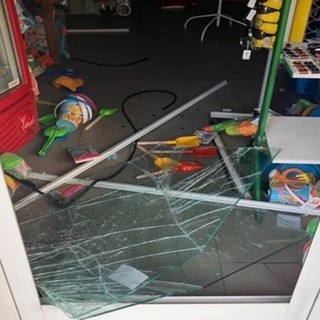 Varazze, furti e danni agli stabilimenti balneari e negozi. Il sindaco: "Non deve passare un messaggio di allarmismo"
