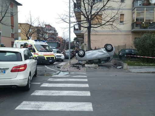 Albenga, violento scontro frontale tra vetture su Viale 8 marzo: macchina si ribalta