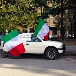 Italiani esasperati in piazza venerdì a Savona: raccolta di cibo per le famiglie in difficoltà