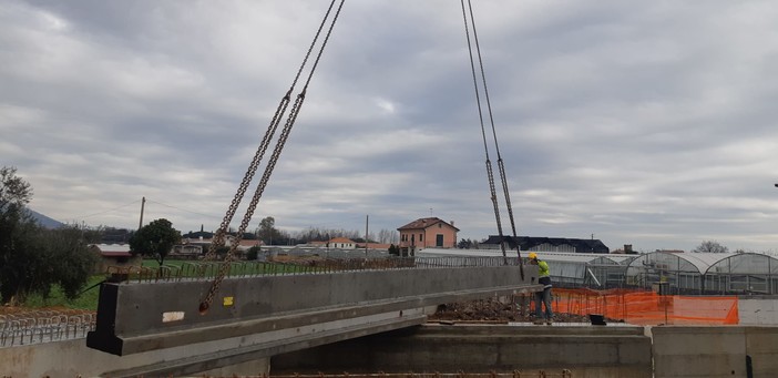 Il comune di Albenga posiziona le travi che collegano le pile del ponte sui rii Fasceo e Carendetta