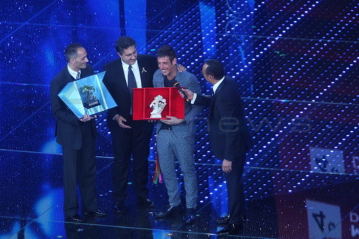 #Sanremo2016: Francesco Gabbani vince le Nuove Proposte, Annalisa Scarrone in finale