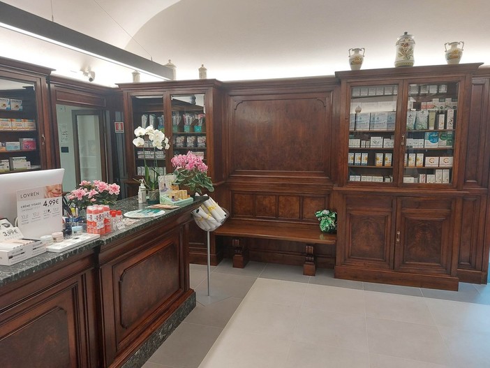 Savona, in Piazza Pertini ritorna la storica Farmacia dell'Ospedale: restaurate la porta e gli arredi in legno (FOTO) Savona, in Piazza Pertini ritorna la storica Farmacia dell'Ospedale: restaurate la porta e gli arredi in legno (FOTO)