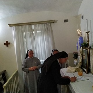 Nelle foto, in sequenza: il momento della firma che decreta la "fusione" tra Nido di Rondini e PSMC e l'avvenuta fusione