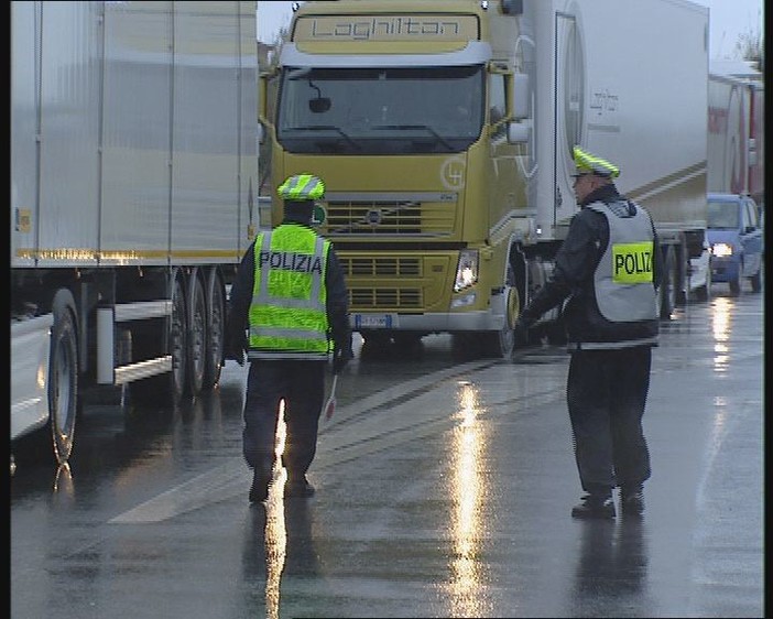 Savona: maltempo, limitazione al traffico dei mezzi pesanti sulla A 6