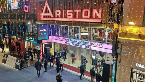 Sanremo 2026, aumentano i prezzi dei biglietti all’Ariston: rincari del 20% per assistere al Festival ma richieste sempre altissime Sanremo 2026, aumentano i prezzi dei biglietti all’Ariston: rincari del 20% per assistere al Festival ma richieste sempre altissime