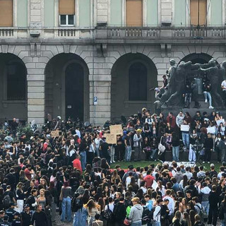 Manifestazione studenti a Savona, la Lega: "La sinistra li manipola. Inaccettabile l'offesa al Monumento ai Caduti"