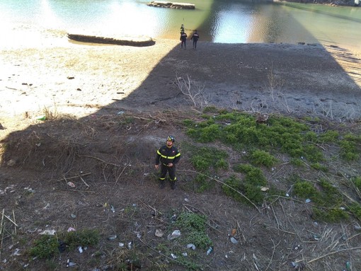 "C'è un corpo nel fiume Centa", falso allarme ad Albenga: vigili del fuoco e carabinieri recuperano un manichino (FOTO e VIDEO) "C'è un corpo nel fiume Centa", falso allarme ad Albenga: vigili del fuoco e carabinieri recuperano un manichino (FOTO e VIDEO)