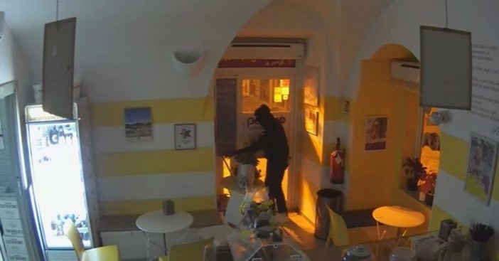 Alassio, furto alla Gelateria Perlecò, il titolare: “Rubati soldi dalla cassa e danneggiata la porta d’ingresso”