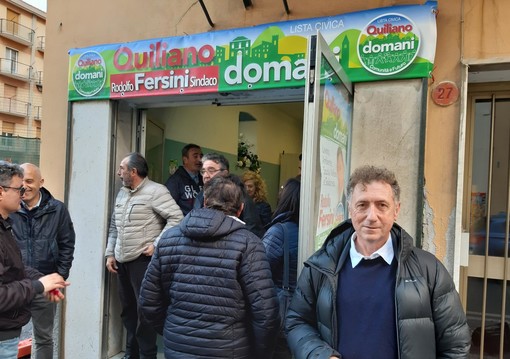 Comunali 2019, il candidato sindaco a Quiliano Fersini inaugura il point: "Non ci piace l'idea che il mondo si sia fermato 10 anni fa"