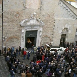 Albenga: una folla commossa ai funerali di Pinuccio Bonatto
