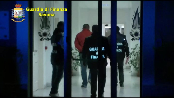 Frode fiscale da 3 milioni e mezzo di euro: in manette i vertici di Grissitalia Frode fiscale da 3 milioni e mezzo di euro: in manette i vertici di Grissitalia