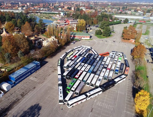 I bus provenienti da tutta la Lombardia si sono dati appuntamento posizionandosi in formazione “a cuore”