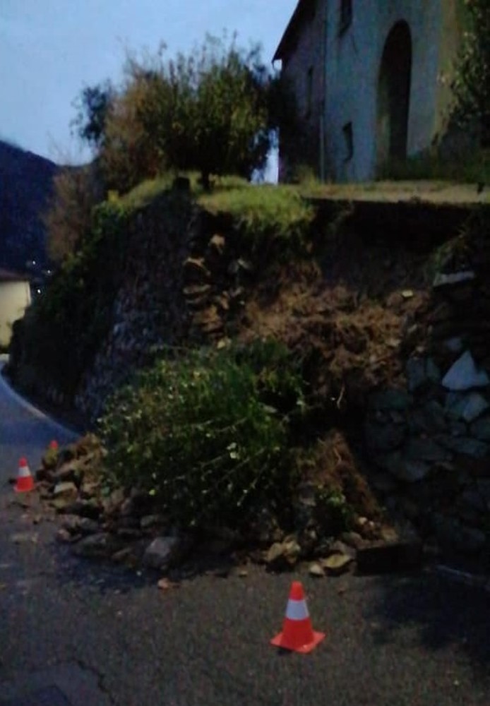 Tovo, frana un muro sulla carreggiata a Bardino Vecchio. Il sindaco: "Fate attenzione" Tovo, frana un muro sulla carreggiata a Bardino Vecchio. Il sindaco: "Fate attenzione"