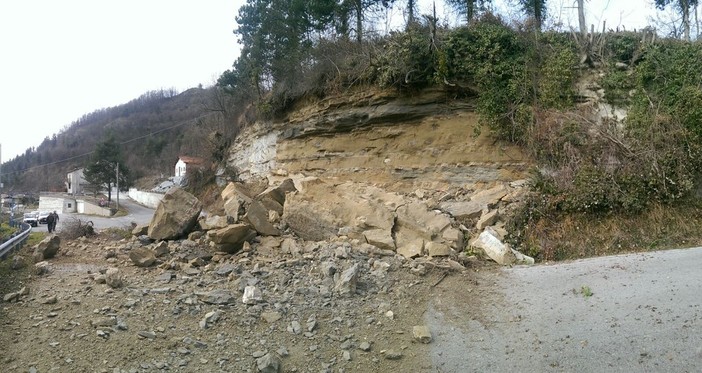 Tragedia sfiorata a Roccavignale: frana invade la strada comunale per Cengio Tragedia sfiorata a Roccavignale: frana invade la strada comunale per Cengio