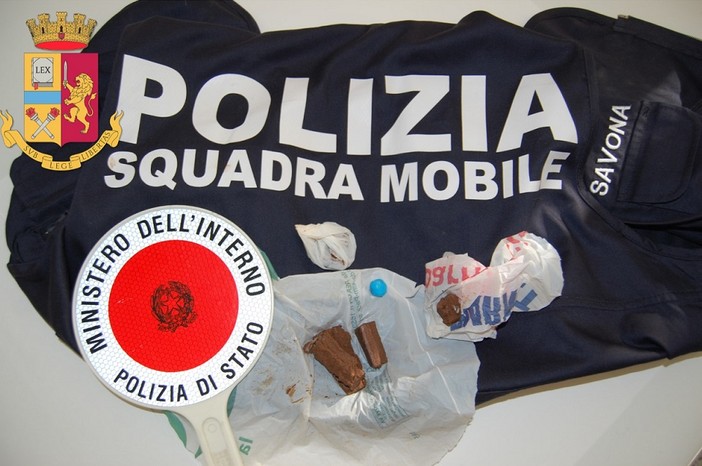 Savona, spacciava eroina tra la spiaggia e il prolungamento, in casa aveva oltre mezz'etto di droga: arrestato dalla Polizia