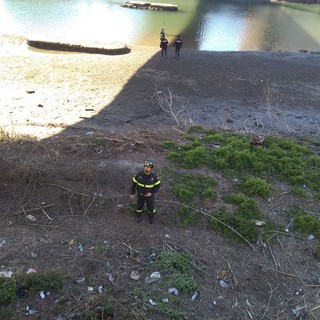 "C'è un corpo nel fiume Centa", falso allarme ad Albenga: vigili del fuoco e carabinieri recuperano un manichino (FOTO e VIDEO)