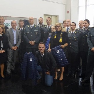 La solidarietà "legale": la Finanza dona i vestiti sequestrati al Centro Aiuto Vita Ingauno