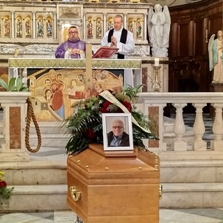 Borgio Verezzi saluta commossa l'ex sindaco Enrico Rembado: gremita la chiesa di San Pietro (FOTO)