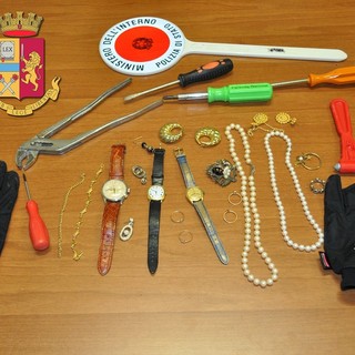 Loano, sorpreso a rubare in casa si dà alla fuga ma sull'Aurelia si imbatte nella Polizia: arrestato